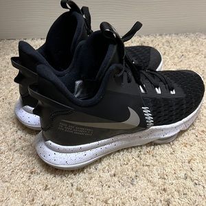 Men’s basketball shoes, like new.
